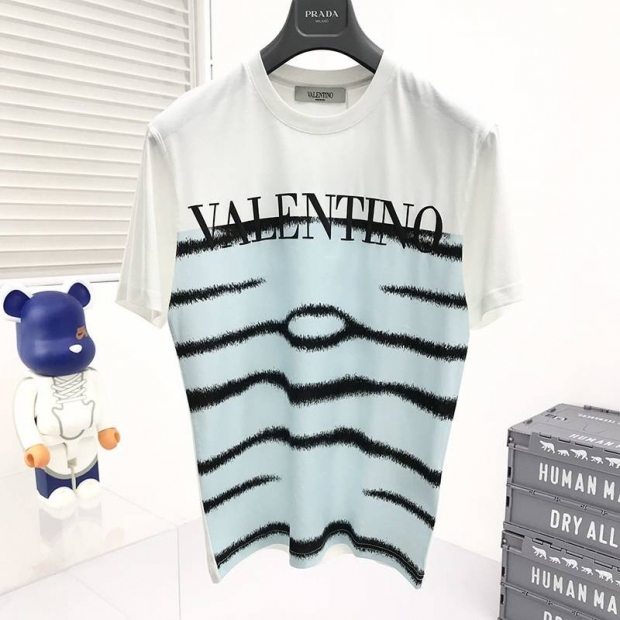 可愛い ヴァレンティノ タイガー1976 Tシャツ 本物 Vum63741