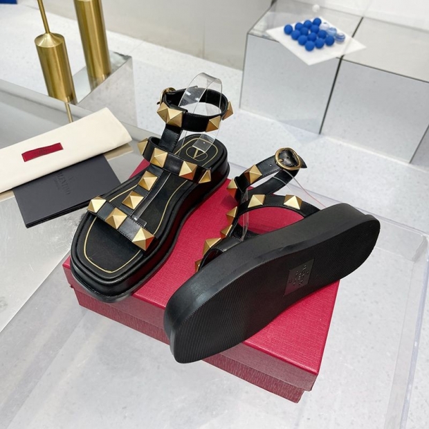 春もの新作ヴァレンティノ フラットフォーム ローマンスタッズ サンダル 本物 40MM Vue39502