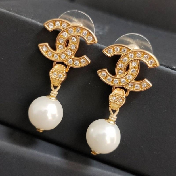 人気急上昇シャネル 本物 CCロゴ レジン & ストラス ピアス shd54846