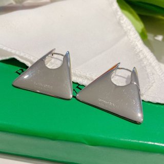 超話題!ボッテガ ヴェネタ エッセンシャル 本物 トライアングルフープイヤリング 651172V50708117 超話題!ボッテガ ヴェネタ エッセンシャル 本物 トライアングルフープイヤリング 651172V50708117