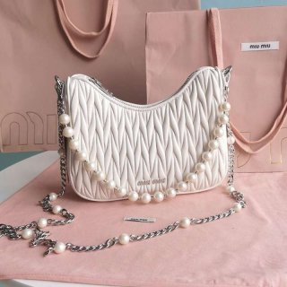 ★日本!!人気！ミュウミュウ コピー マテラッセナッパレザー パール付き ショルダーバッグ myw87397
