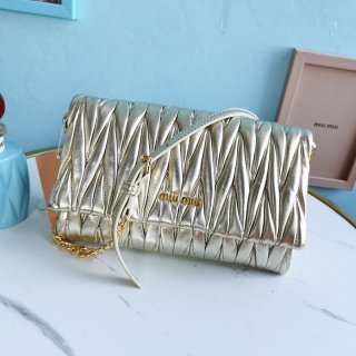 累積売上総額第１位！ミュウミュウ 本物 マテラッセナッパレザー バッグ myh53527