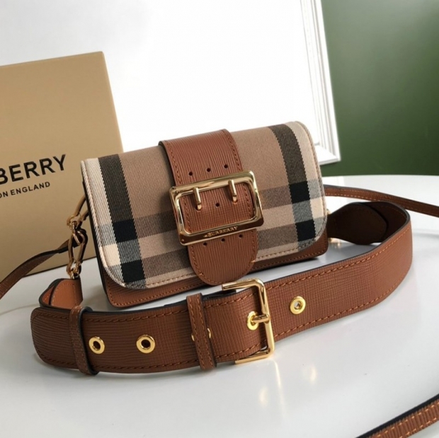 日本未入荷【バーバリー ショルダーバッグ 本物】クロスボディ ZIP&バックル Baw86557