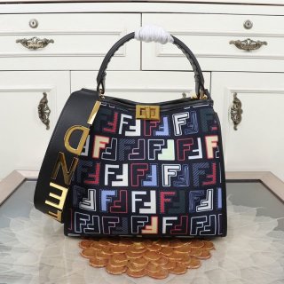 21AW新作フェンディ 本物 ピーカブー アイシーユー ミディアム FFキャンバス バッグ fel26748