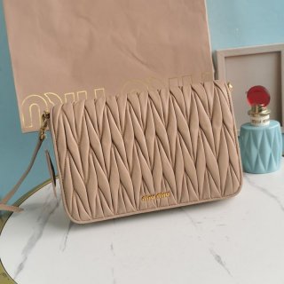 ☆超人気☆ミュウミュウ 本物 マテラッセナッパレザー バッグ myp38170