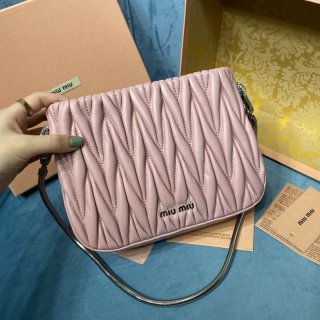 完売必至ミュウミュウ 本物 マテラッセナッパレザー バッグ myh52672