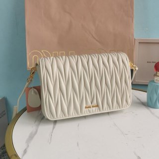 セール新作ミュウミュウ 本物 マテラッセナッパレザー バッグ myw36616