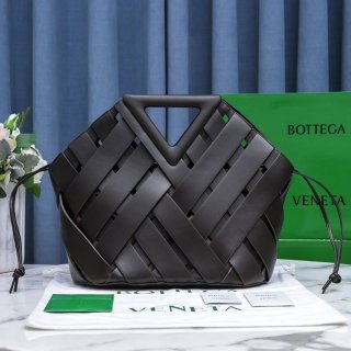 入手困難ボッテガヴェネタ ポイント 本物 トップハンドルバスケット ミディアムバッグ★ブラック bop78460