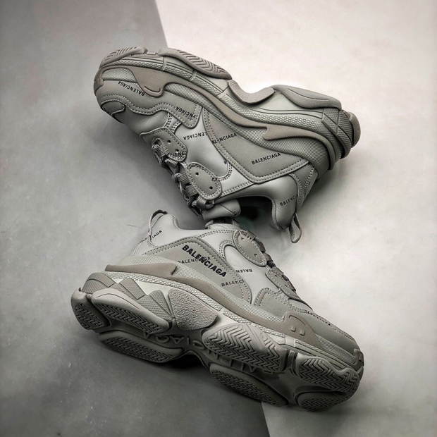 送料関税無料バレンシアガ トリプルS 本物 スニーカー bax50467
