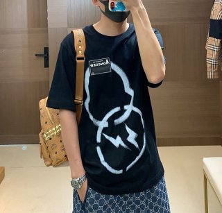 ★日本!!人気!モンクレールジーニアス 本物【7 モンクレール FRAGMENT藤沢ヒロシ】Fragment スプレーロゴTシャツ mog49509 ★日本!!人気!モンクレールジーニアス 本物【7 モンクレール FRAGMENT藤沢ヒロシ】Fragment スプレーロゴTシャツ mog49509