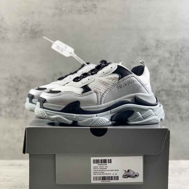 希少色 バレンシアガ Triple S スニーカー 本物 トリプルソール baw62267