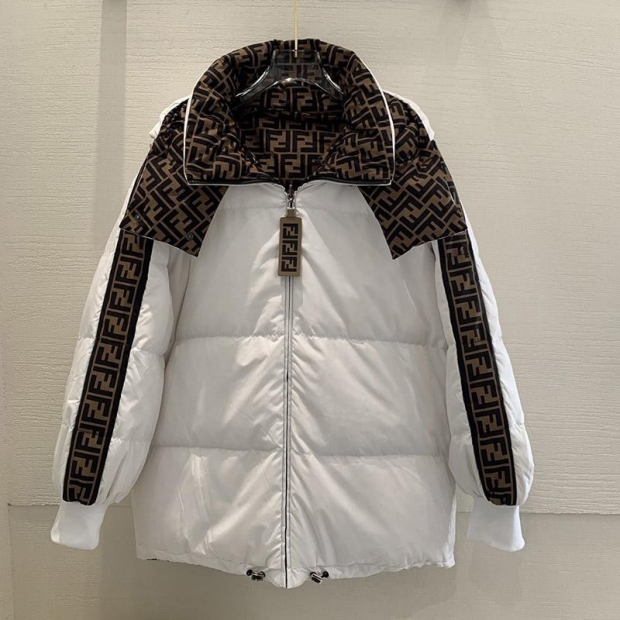 定番 フェンディモンスター フード付 ダウン本物 ☆両面着用可能☆ fem14558