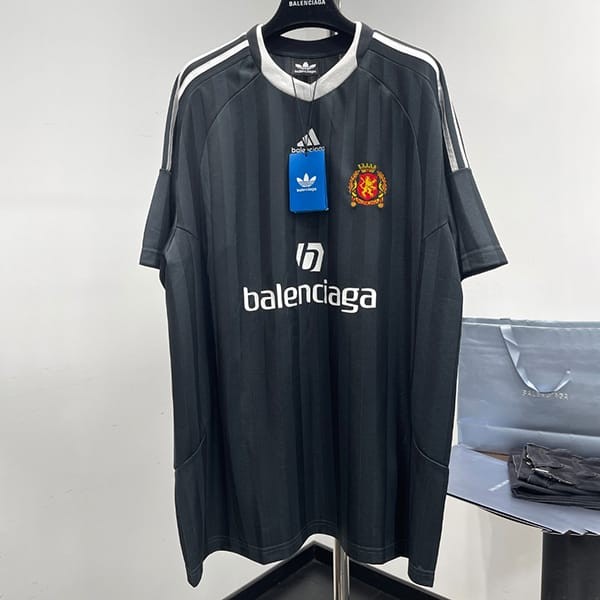 《大人気》バレンシアガ アディダス 本物 SOCCER オーバーサイズ Tシャツ 723663TNV131000