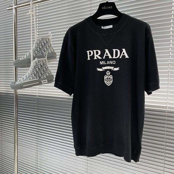 プレゼント最適プラダ 本物 エンボス ロゴ コットン Tシャツ puj67888