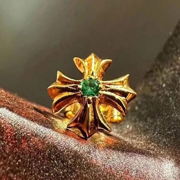 大人気!クロムハーツ 22K ゴールド CHプラス エメラルド ピアス 本物 Kuh77260