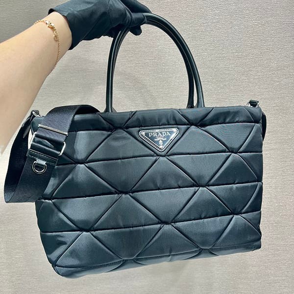 おすすめプラダ トライアングルロゴ Re Nylon パデッド トートバッグ 本物 pub95443