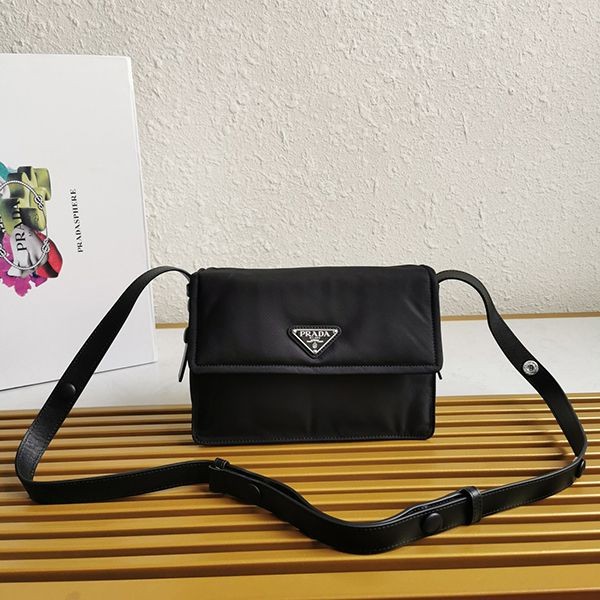 入手困難プラダ 本物☆パッド入りフラップバッグ Re-Nylon ジッパーポケット pul66574