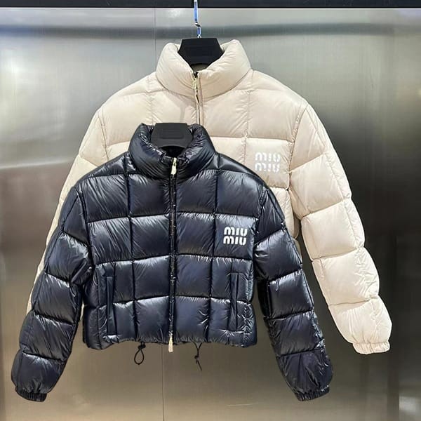 入手困難ミュウミュウ 本物 ロゴプリント クロップドダウンジャケット 2色 ML957S23213FTF0002