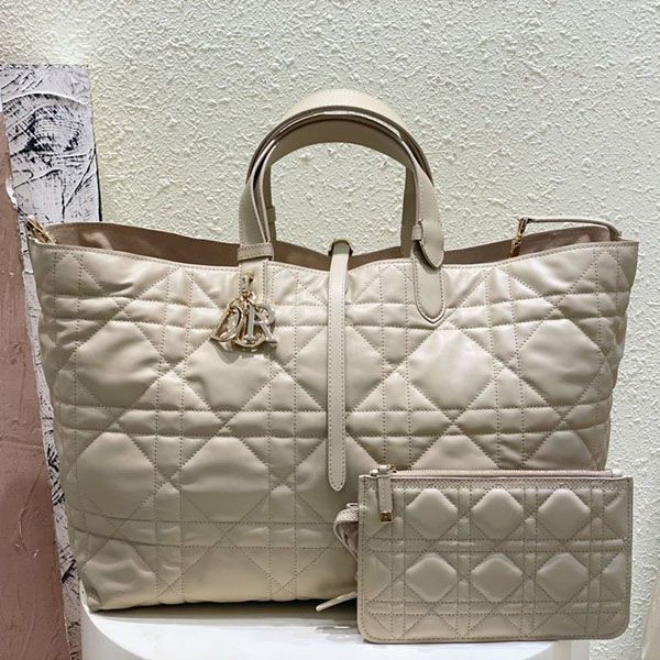 ディオール トゥジュール ミディアム バッグ 本物 des87845