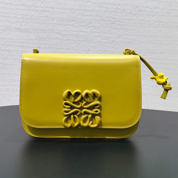 最新でオシャレロエベ シルク カーフスキン スモール Goyaバッグ 本物 lob94426