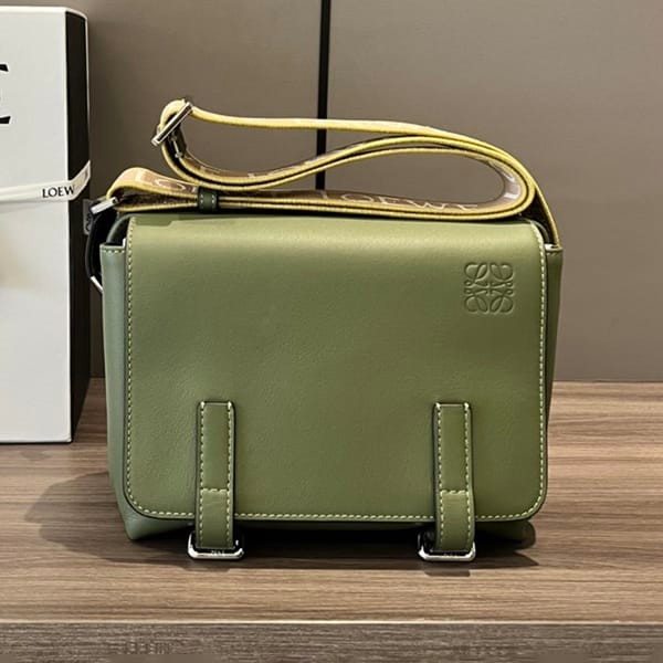 最新でオシャレロエベ ミリタリー メッセンジャーバッグ XS 本物 loy35069