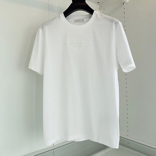 プラダ 胸元立体エンボスエンボスロゴ Tシャツ 本物 pub12238