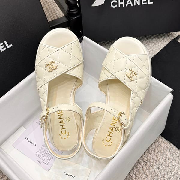 絶対欲しい！シャネル サンダル CCマーク 厚底 本物 she35104