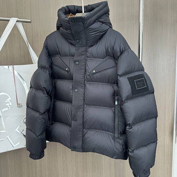 希少品【フェンディ本物】ブラック フード付きダウンジャケット fek50180