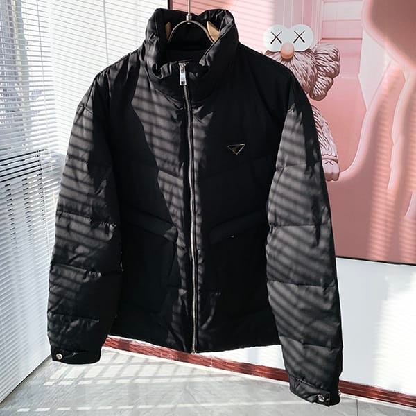 セレブ多数愛用プラダ 本物 Re-Nylon リナイロン ショートダウンジャケット puz11991