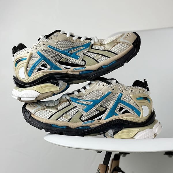 最新でオシャレバレンシアガ メッシュ＆ナイロンランナースニーカー 本物 677403W3RB39891