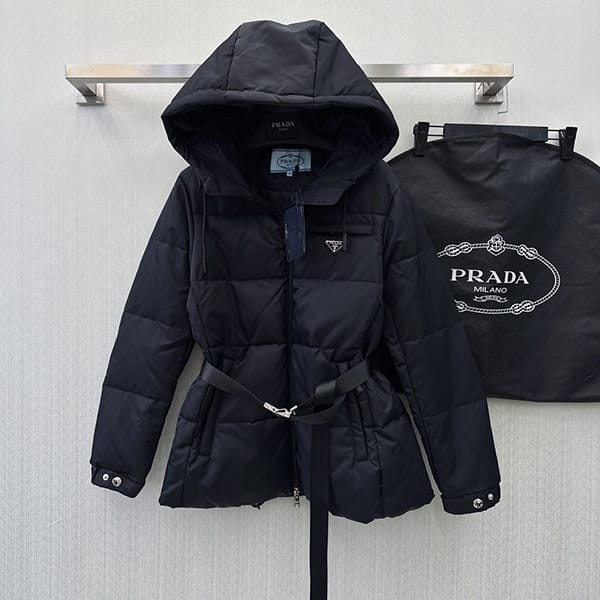 激安価格！プラダ 本物 ロゴプレート付きバイカラーダウンジャケット pun25325
