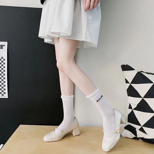 【女性の憧れ☆】ミュウミュウ ソックス 本物 4足セット ブラック＆ホワイト myt43219