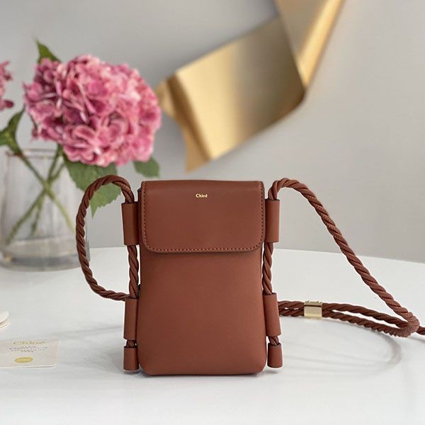送料込 クロエ KEY 本物 スマホポーチ シャイニーカーフスキン製フラップ付き chp41943