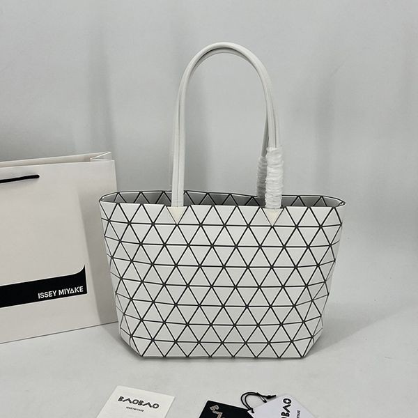 セレブ多数愛用BAOBAO ISSEY 本物 MIYAKE カルトン メタリック バッグ baz43693