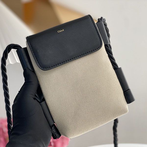 《大人気》クロエ KEY 本物スマホポーチ シャイニーカーフスキン製フラップ付き chh08674