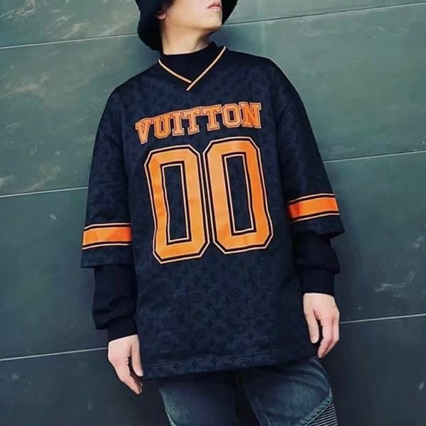 送料込ルイヴィトン スポーティVネックTシャツ 本物 1AB6G1