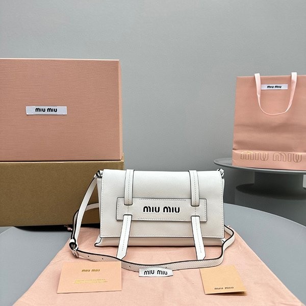 ＜最新で絶対欲しい>ミュウミュウ ショルダーバッグ 本物 myr88688