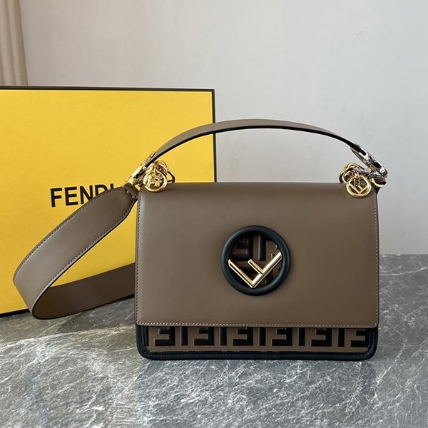 入手困難品！フェンディ FFロゴ 本物 バッグ ショルダーバッグ fee69010