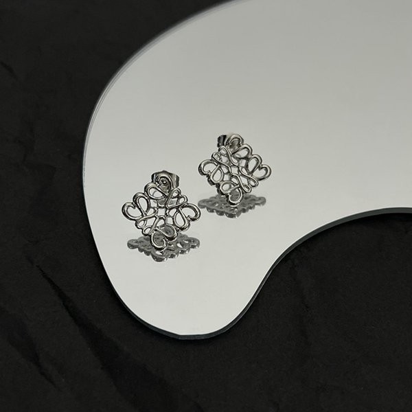 ロエベ シングル アナグラム ピアス 本物 loz66717